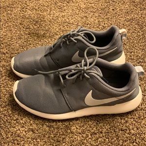 Gray Nike Roches